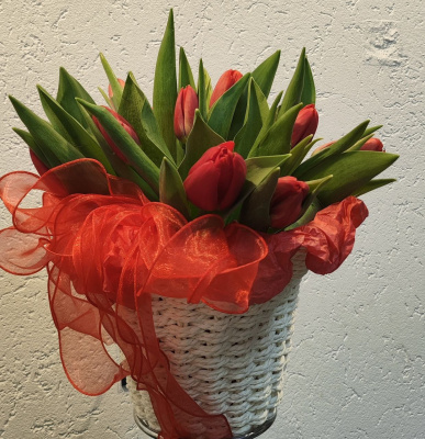 Тюльпаны в корзинке